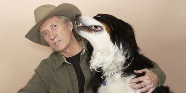 En souvenir de David Carradine, star de la série télévisée Kung Fu