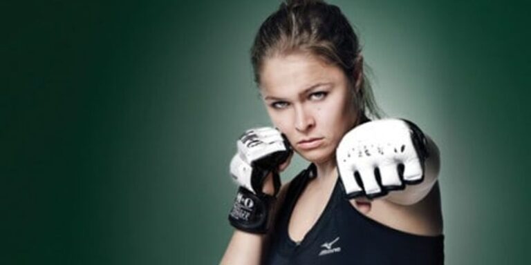 Apprenez le « Juji Squish Roll » de la joueuse de judo et combattante MMA Ronda Rousey !