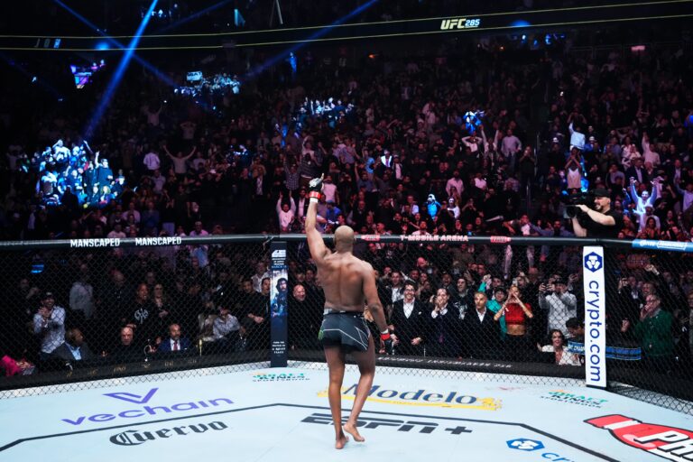 Jon Jones envoie Gane avec une soumission précoce