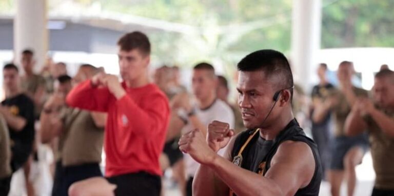 Le boxeur thaïlandais Buakaw forme des troupes de l&rsquo;armée américaine