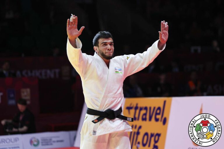 Murodjon Yuldoshev plaît à la foule locale
