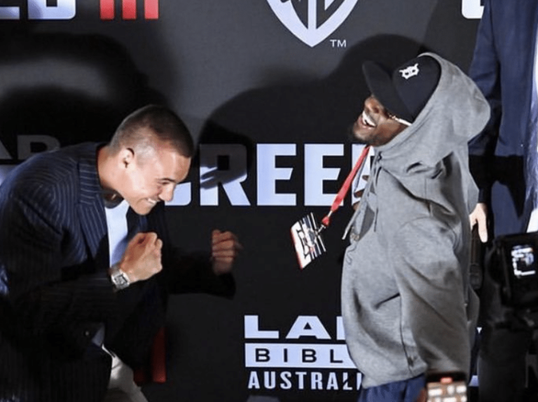 Tony Harrison embrasse Tim Tszyu lors de leur confrontation