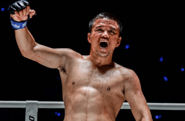 Pongsiri PK Saenchai bat Tyson Harrison
