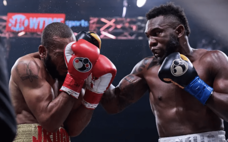Carlos Adames arrête Julian Williams