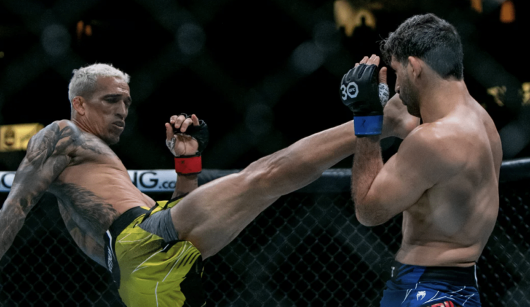 Charles Oliveira cible Islam Makhatchev