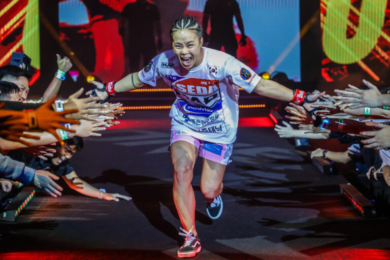 « Quand il s&rsquo;agit de MMA, je suis un cran au-dessus » – Ham Seo Hee confiant pour le choc pour le titre mondial avec Stamp Fairtex