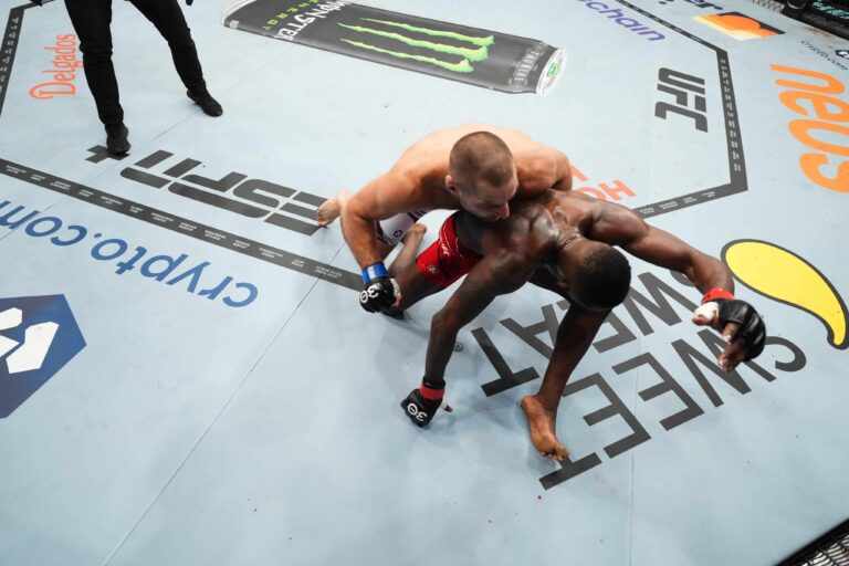 Adesanya favorisé dans le match revanche de Strickland