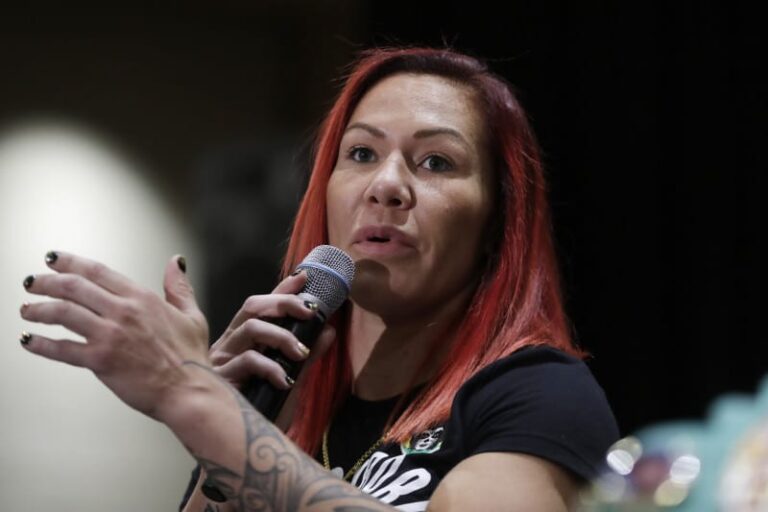 Cris Cyborg pardonne à Dana White