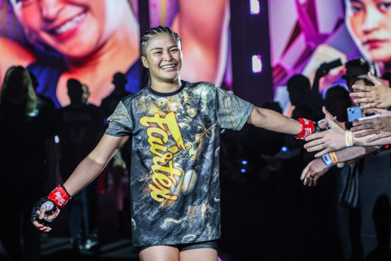 Regardez The ONE Fight Night 14 : Stamp contre.  Pesées et mises au jeu cérémonielles au jambon