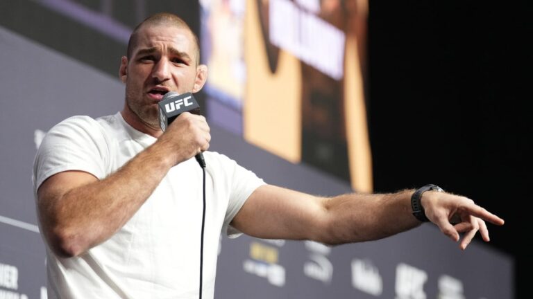 Sean Strickland frappe un fan |  SPORTS DE COMBAT