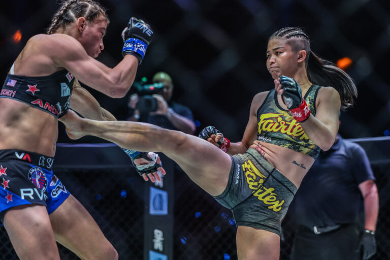 Meilleur KO MMA de 2023 : Stamp Fairtex plie Alyse Anderson avec un coup de pied impeccable