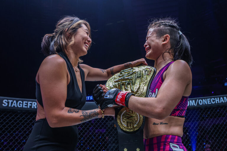 «J&rsquo;ai été très bouleversé» – Stamp Fairtex est honoré de recevoir la ceinture du titre mondial de MMA d&rsquo;Angela Lee