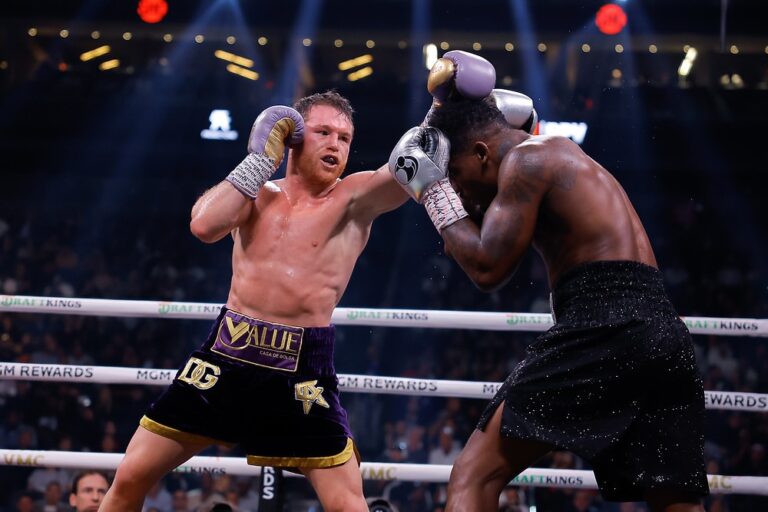 Canelo conserve les titres des super-moyens