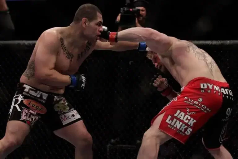 Velasquez va coincer Nurmagomedov au Bellator 300