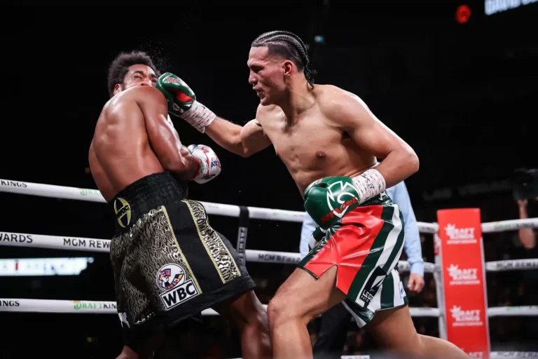 David Benavidez domine Andrade lors de la victoire par TKO