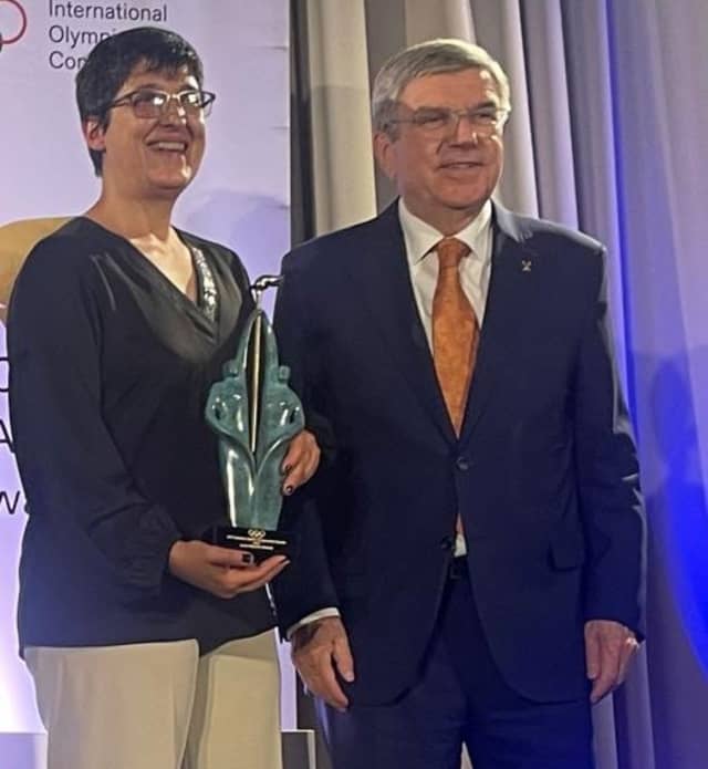 Laura Martinel reçoit les prix du CIO pour l'ensemble de sa carrière d'entraîneur 2023