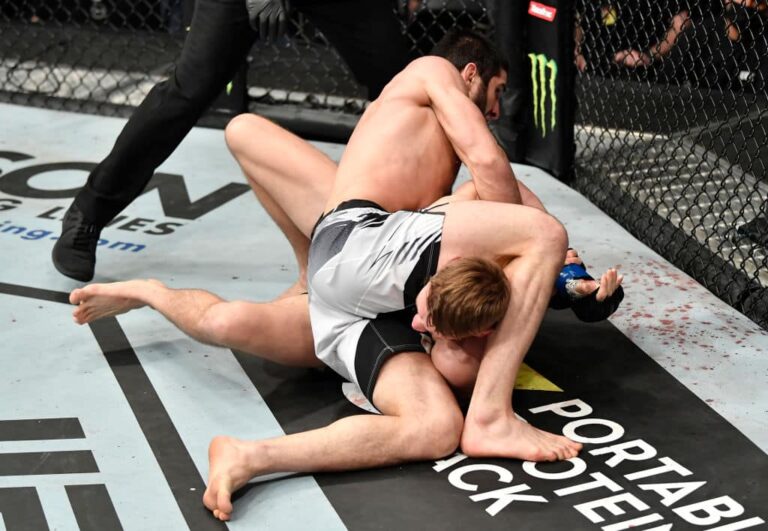 Makhachev ne défendra son titre qu&rsquo;en mars