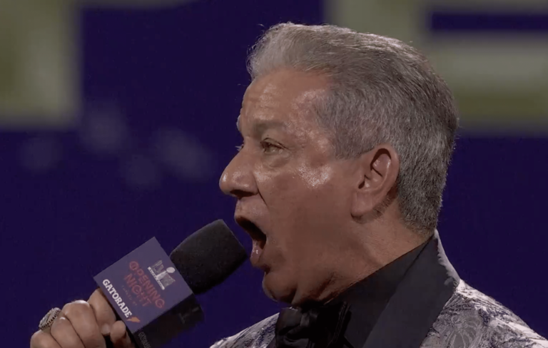 Bruce Buffer fait les présentations du Grand Vegas