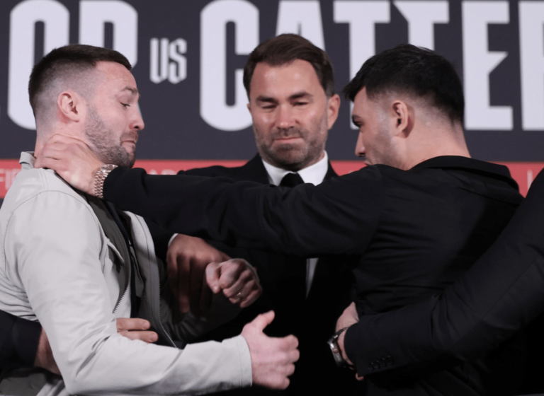 Taylor et Catterall s&rsquo;affrontent pendant un presseur chauffé