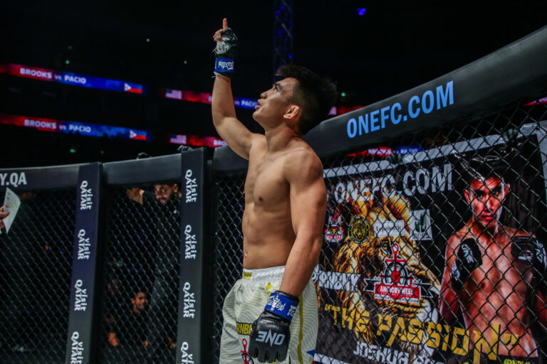Joshua Pacio récupère ONE titre mondial MMA poids paille après que Jarred Brooks ait été disqualifié pour slam illégal