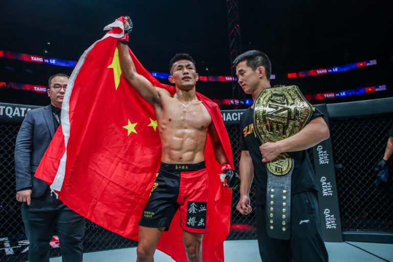Tang Kai unifie le titre mondial poids plume MMA avec TKO au troisième tour de Thanh Le à ONE 166 : Qatar