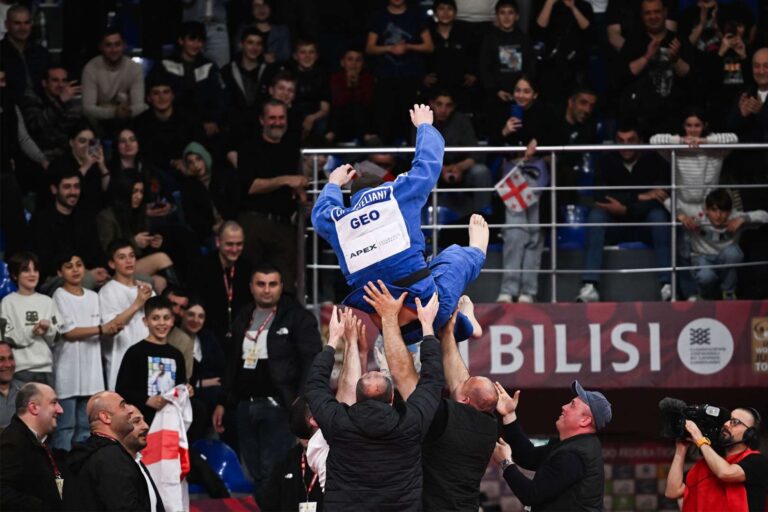 Varlam Liparteliani tire sa révérence au judo
