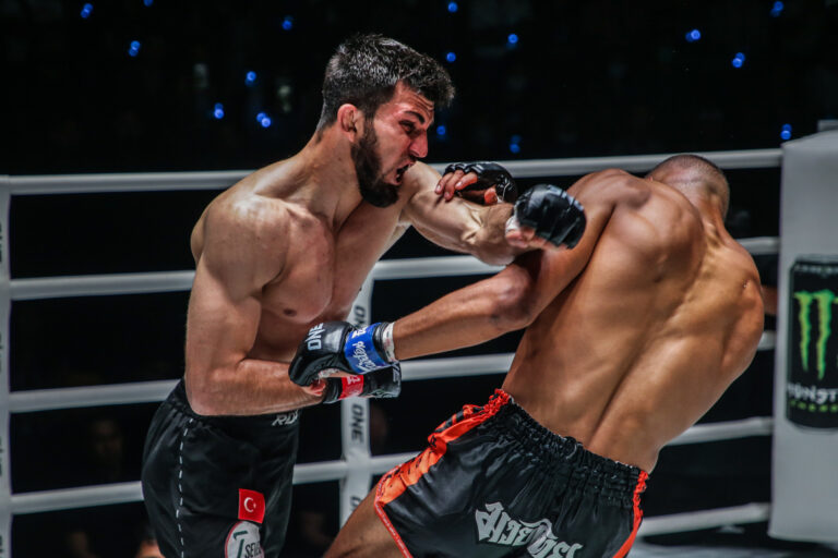 « Je serai plus rapide et plus fort » – Halil Amir s'attend à de grandes choses lors de ses débuts chez les poids plume contre Akbar Abdullaev