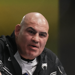 L&rsquo;ancien champion poids lourd de l&rsquo;UFC, Cain Velasquez, se dirige vers le tapis