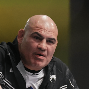 L&rsquo;ancien champion poids lourd de l&rsquo;UFC, Cain Velasquez, se dirige vers le tapis