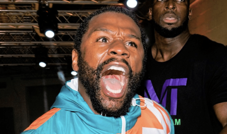 Mayweather et Bill Haney échangent des photos