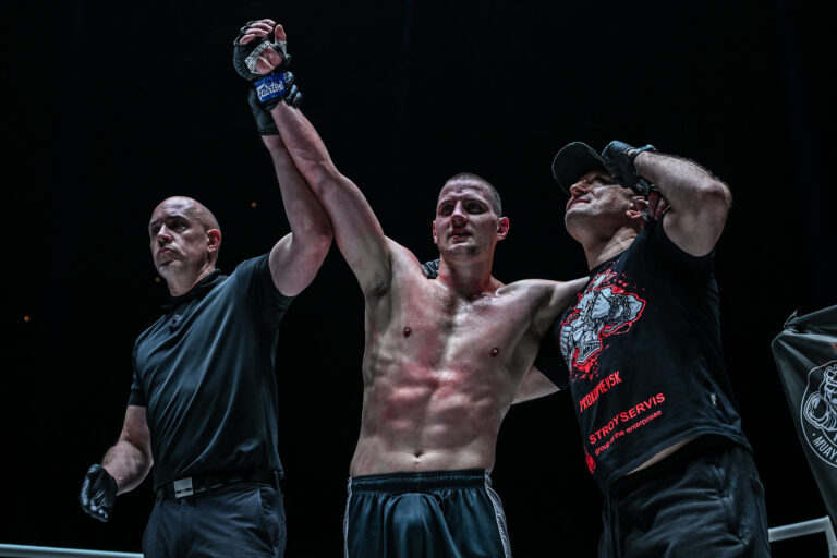 Abdullaev et Menchikov mettent en évidence la carte de soutien de ONE Fight Night 22 avec des KO écrasants