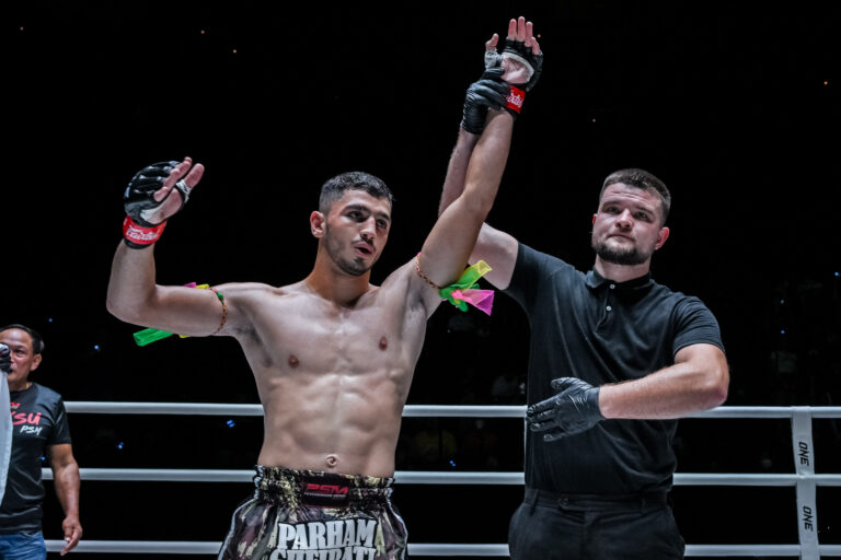 Gheirati termine Godtfredsen pour rester parfait dans ONE, Estupinan laisse tomber les mâchoires lors de ses débuts à ONE Friday Fights 64