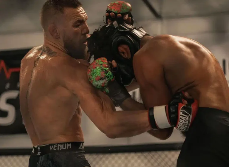 Photo récente de Conor McGregor donnant un coup de tête sautant lors d'un combat avant l'UFC 303