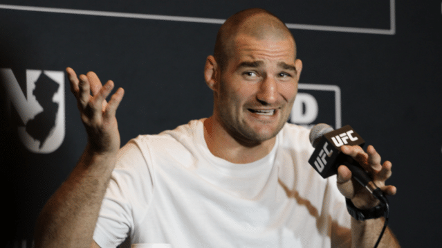 Sean Strickland à propos des nouveaux gants de compétition UFC – « Ouais, ils sont nuls »