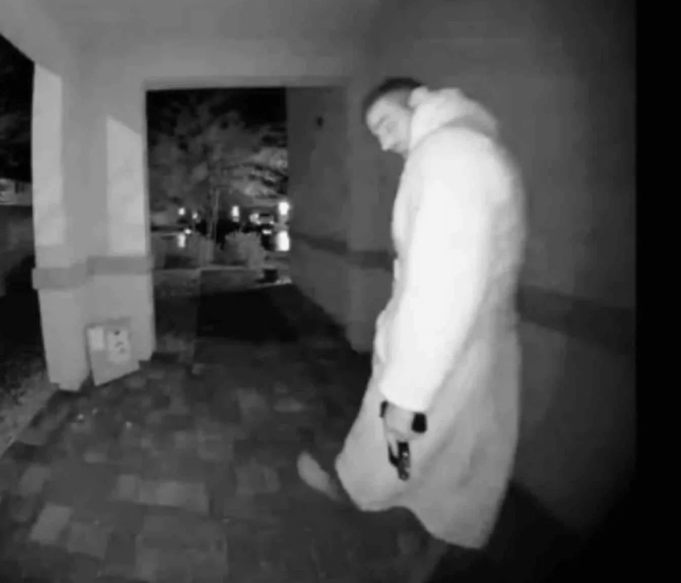 Sean Strickland « montre » son arme après que des enfants aient fait une farce