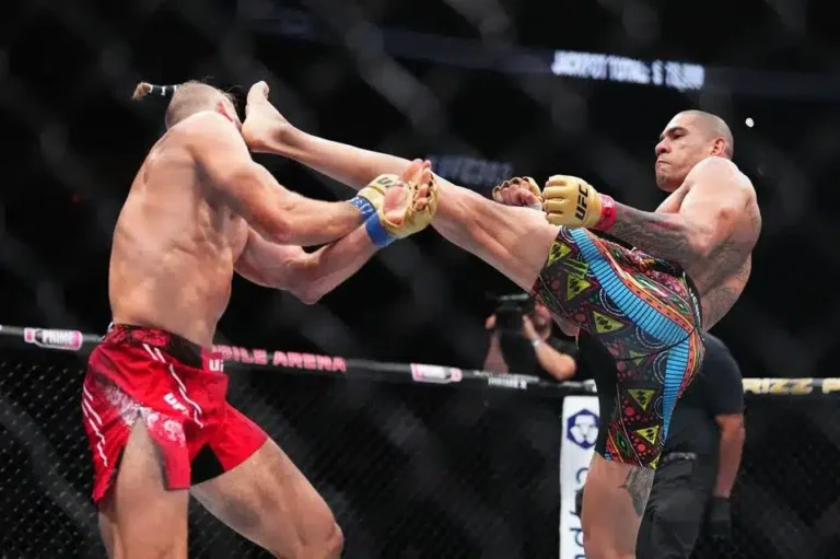 Alex Pereira donne un coup de tête au deuxième tour à Jiri Prochazka à l'UFC 303