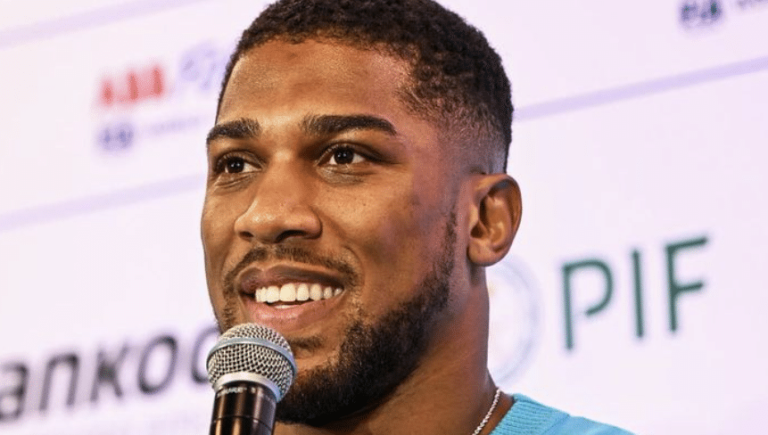 Anthony Joshua travaille à l'ouverture d'une maison de retraite