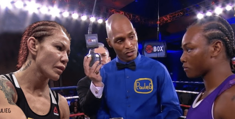 Cyborg arrête Aria Wild et regarde Claressa Shields