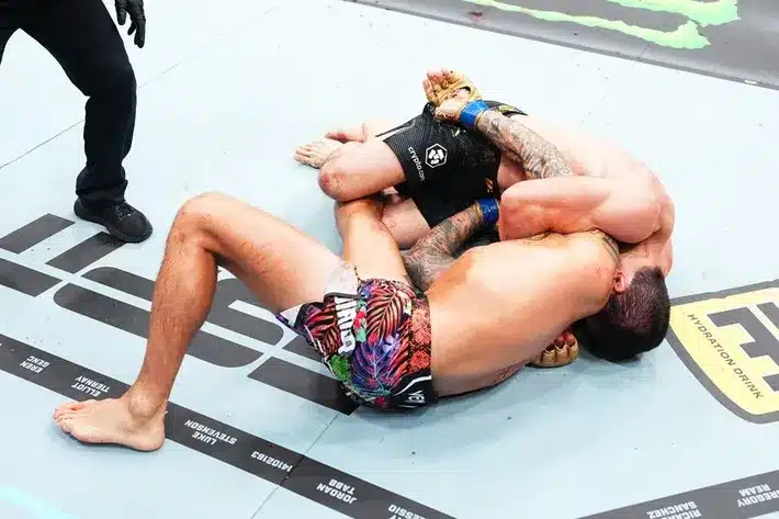 Islam Makhachev serre D'arce pour soumettre Dustin Poirier à l'UFC 302