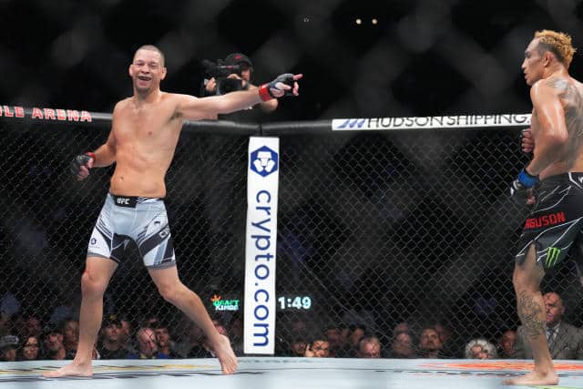 Nate Diaz fait une apparition sur scène au concert de Zach Bryan à Los Angeles