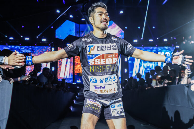Ok Rae Yoon contre.  Alibeg Rasulov est désormais prêt à faire la une de ONE Fight Night 23 pour le titre mondial intérimaire de MMA léger