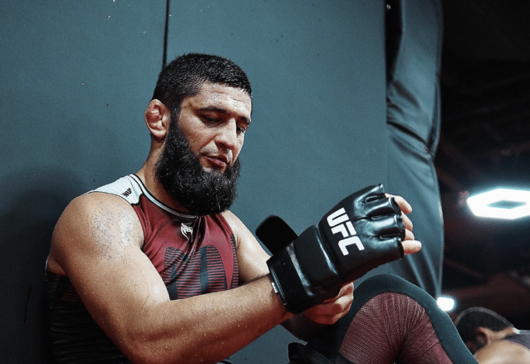 Khamzat Chimaev envisage de revenir et vise le titre à l'UFC 308