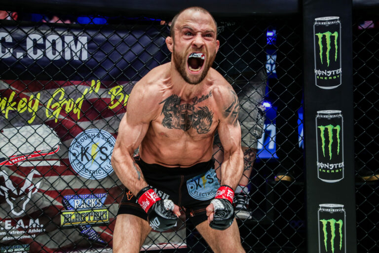 Regardez The ONE Fight Night 24 : Brooks vs Balart, pesées et tests d'hydratation