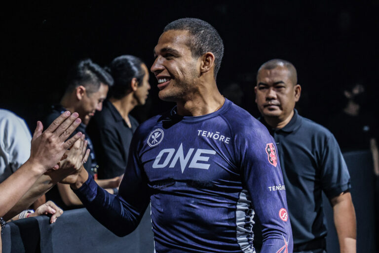 Carrillo met KO Saemapetch, l'agressivité de Ruotolo l'emporte sur Chen lors du ONE Fight Night 23