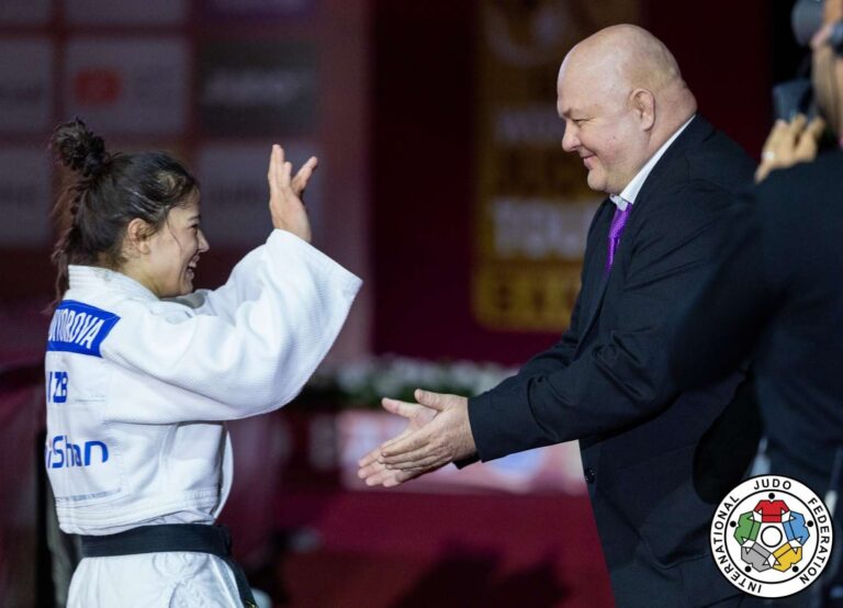Diyora Keldiyorova montre à Uta Abe la porte de sortie lors d'un premier tour choquant