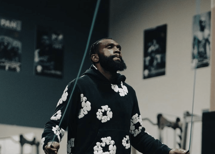 Jaron Ennis frustré par les combattants qui l'esquivent