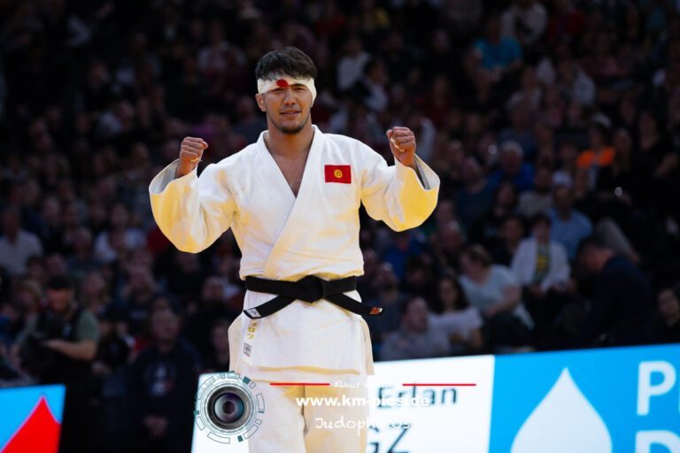 Porte-drapeau du judo : Erlan Sherov (KGZ)