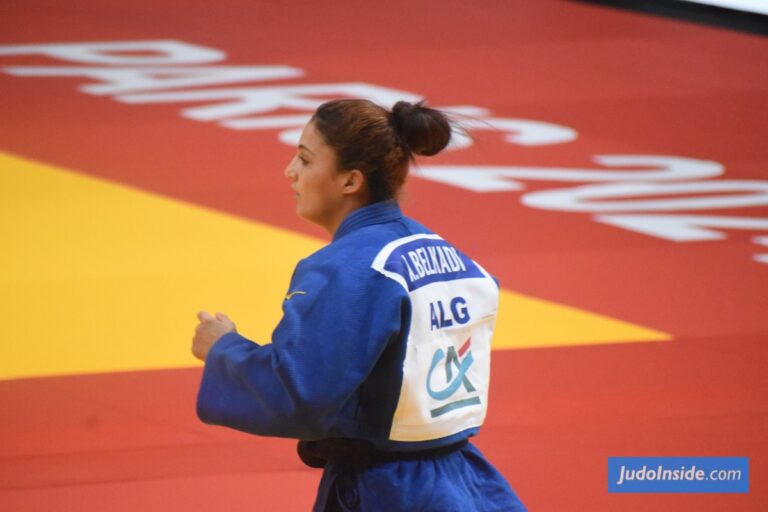 Porte-drapeau en judo : Amina Belkadi (ALG)