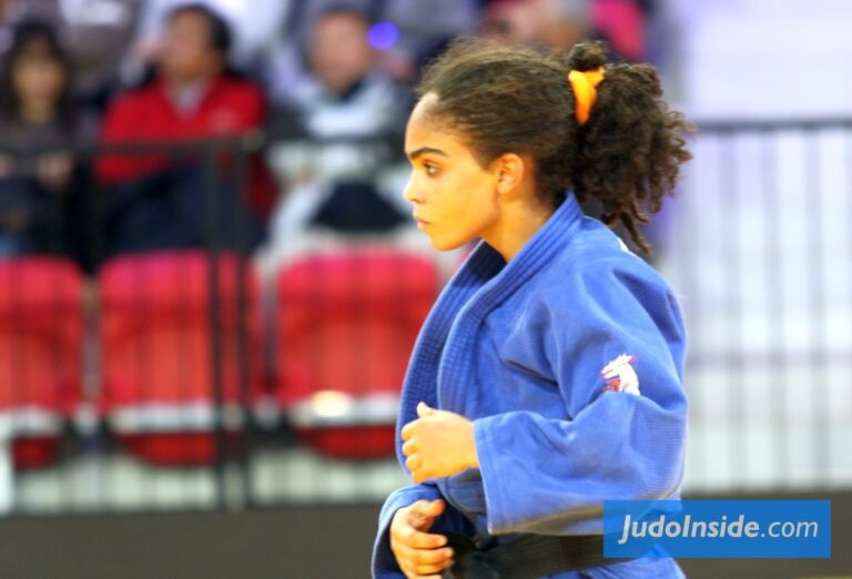 Porte-drapeaux en judo : Djamila Silva (CPV)