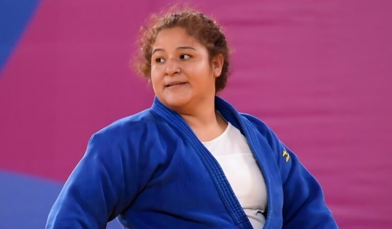 Porte-drapeaux en judo : Iza Marenco (NCA)